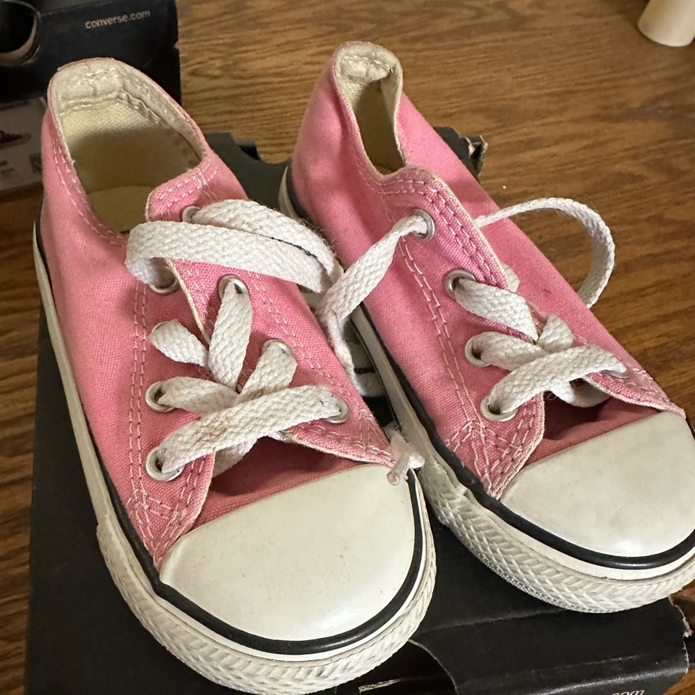 Converse pink